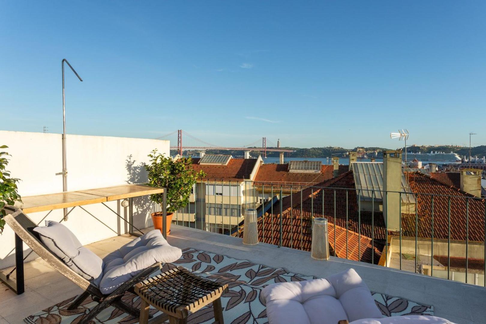 Apartment Luxurious Loft : Bridge-view Rooftop | By Airnest Lisbon